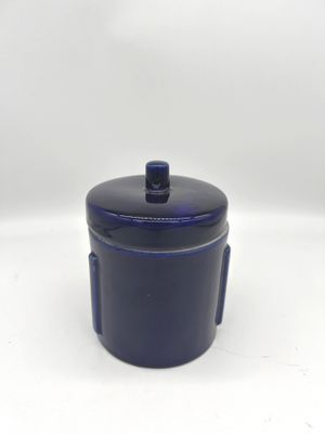 une image représentant un pot bleu muni d'un couvercle, sur fond blanc