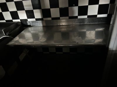 un mur à carreaux noirs et blancs dans une cuisine