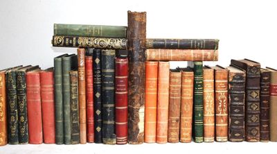 un grand nombre de livres empilés les uns sur les autres