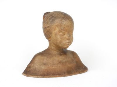 une petite statue en bois représentant une femme sur fond blanc
