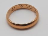 une image représentant une bague en or sur laquelle figure une inscription