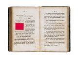 un livre ouvert avec un carré rouge au milieu
