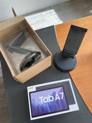une boîte contenant un téléphone et une tablette, posée sur une table