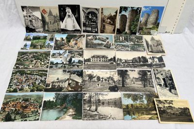 un grand nombre de cartes postales anciennes qui se trouvent sur la table