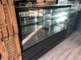 une vitrine en verre au milieu d'un magasin