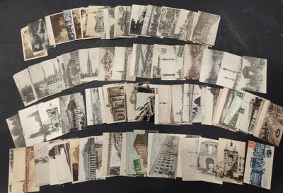beaucoup de vieilles cartes postales posées sur une table
