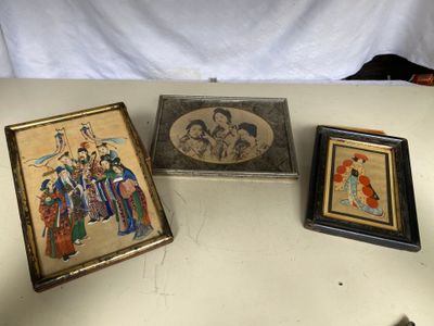 trois photos encadrées représentant des personnes, posées sur une table avec un fond blanc