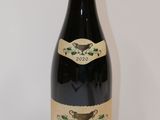 une bouteille de vin posée sur une table