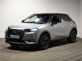 Le nouveau SUV DSX est garé dans le garage.