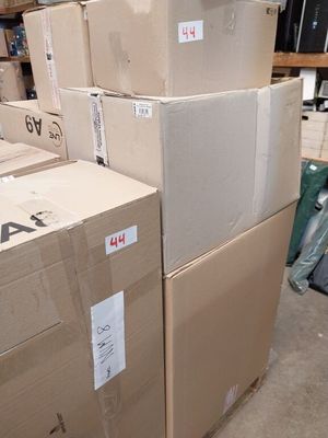 de nombreux cartons empilés les uns sur les autres dans un entrepôt