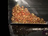 un tas de perles dorées dans un sac en plastique