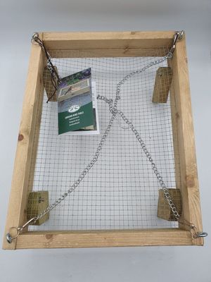 une boîte en bois à laquelle est attachée une chaîne