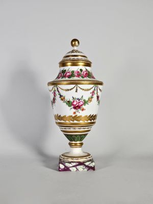 un gros plan d'un vase posé sur une table, sur fond blanc