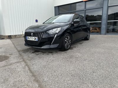 la voiture noire est garée devant un bâtiment