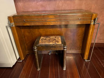 une petite table sur laquelle est posé un tabouret, dans une pièce