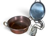 une petite casserole en cuivre et une petite poêle en cuivre sur fond blanc