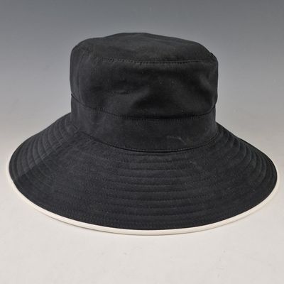 un bob noir avec une bande blanche sur le côté