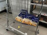un caddie contenant des produits alimentaires