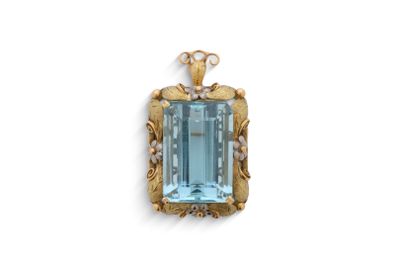 un pendentif en aigue-marine et diamants sur fond blanc