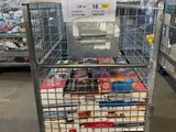 un chariot rempli de livres dans un magasin