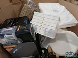 une boîte en carton remplie de nombreux appareils électroniques de toutes sortes