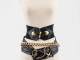 un torse de mannequin muni d'une ceinture à chaîne