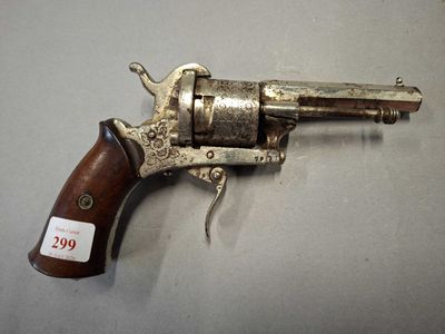 REVOLVER à broche nickelé, cal. 7 mm. Barillet bien marqué "…