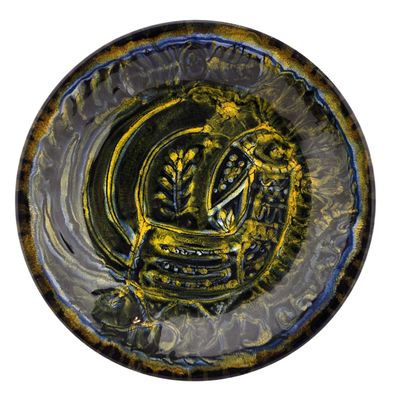 une plaque jaune et noire sur laquelle figure l'image d'une couronne