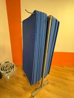 Support en métal et 23 tapis de gym bleus