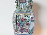 un vase avec un tableau posé sur une table