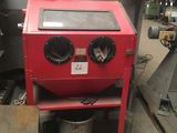 une machine rouge qui se trouve dans un garage