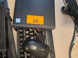 deux claviers et une souris posés sur un bureau