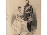 une vieille photo d'un homme et d'une femme posant pour une photo