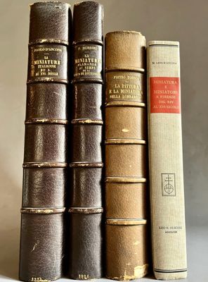 plusieurs vieux livres sont empilés sur une table