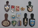 tout un tas d'insignes accrochés au mur