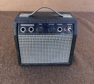 un gros plan d'un amplificateur de guitare posé sur une table