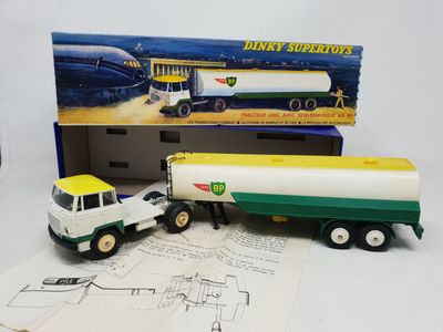 un camion jouet posé à côté d'une boîte
