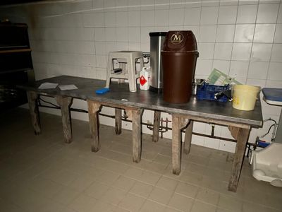 une table avec une poubelle posée dessus