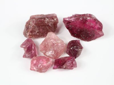 trois cristaux de couleurs différentes sur une surface blanche