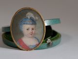 une photo d'un portrait miniature représentant une jeune fille coiffée d'un chapeau bleu