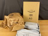 deux sacs de nourriture posés sur une table à côté d'une boîte en carton