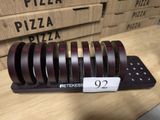 Plusieurs parts de pizza sont empilées les unes sur les autres sur une table