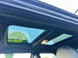 vue du toit ouvrant depuis l'intérieur d'une voiture