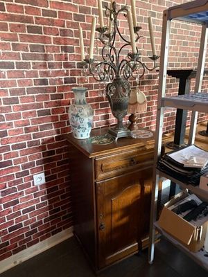 une grande armoire en bois surmontée d'un vase