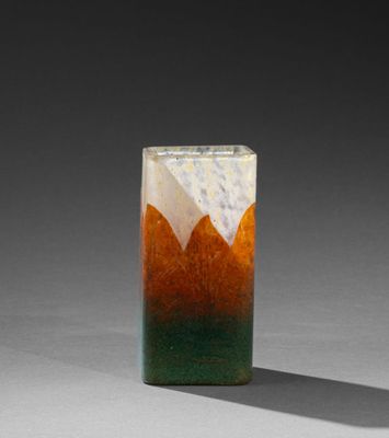 un vase en verre orné d'un motif représentant une montagne