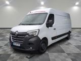 la photo d'une camionnette blanche garée dans une pièce