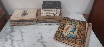 de nombreux livres posés sur une table en marbre dans une pièce