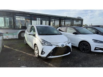 deux voitures garées l'une à côté de l'autre dans un parking
