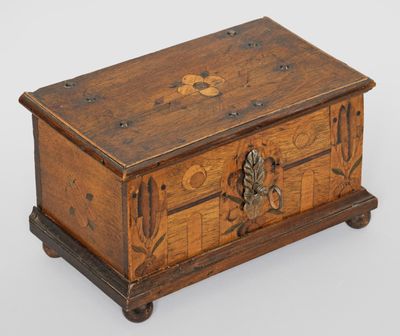 Barock-Schatulle Nussbaum mit Einlagen aus unterschiedlichen…