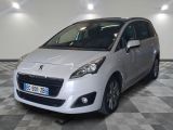 la petite voiture argentée est garée dans une grande pièce